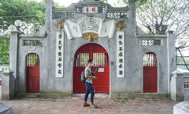 Anh Lê Hoàng – một hướng dẫn viên du lịch , đã thực hiện các tour du lịch trực tuyến để giới thiệu hình ảnh Hà Nội và Việt Nam đến du khách quốc tế ngay giữa đại dịch Covid-19. (Nguồn ảnh: vietgiaitri.com)